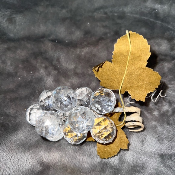 Vintage Acrylic Lucite Grapes Cluster Bright Clear Faceted Gold Shiny Leaves - Picture 6 of 8